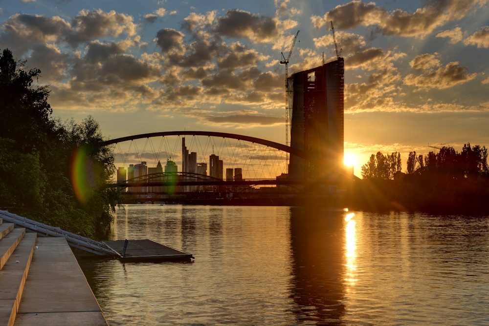 Turm und Brücke beim Sonnenuntergang