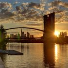 Turm und Brücke beim Sonnenuntergang