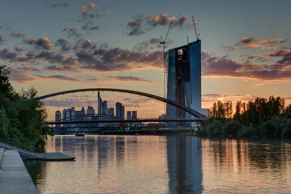 Turm und Brücke nach Sonnenuntergang