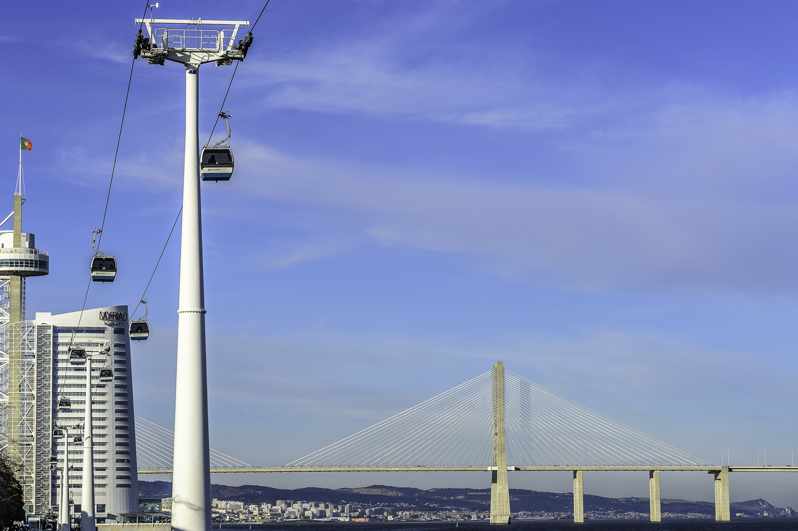 Turm und Ponte Vasco da Gama