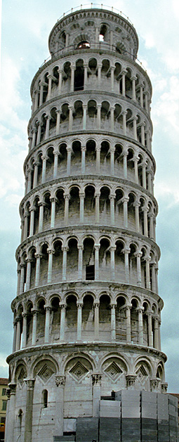 Turm von Pisa mit Gegengewichten