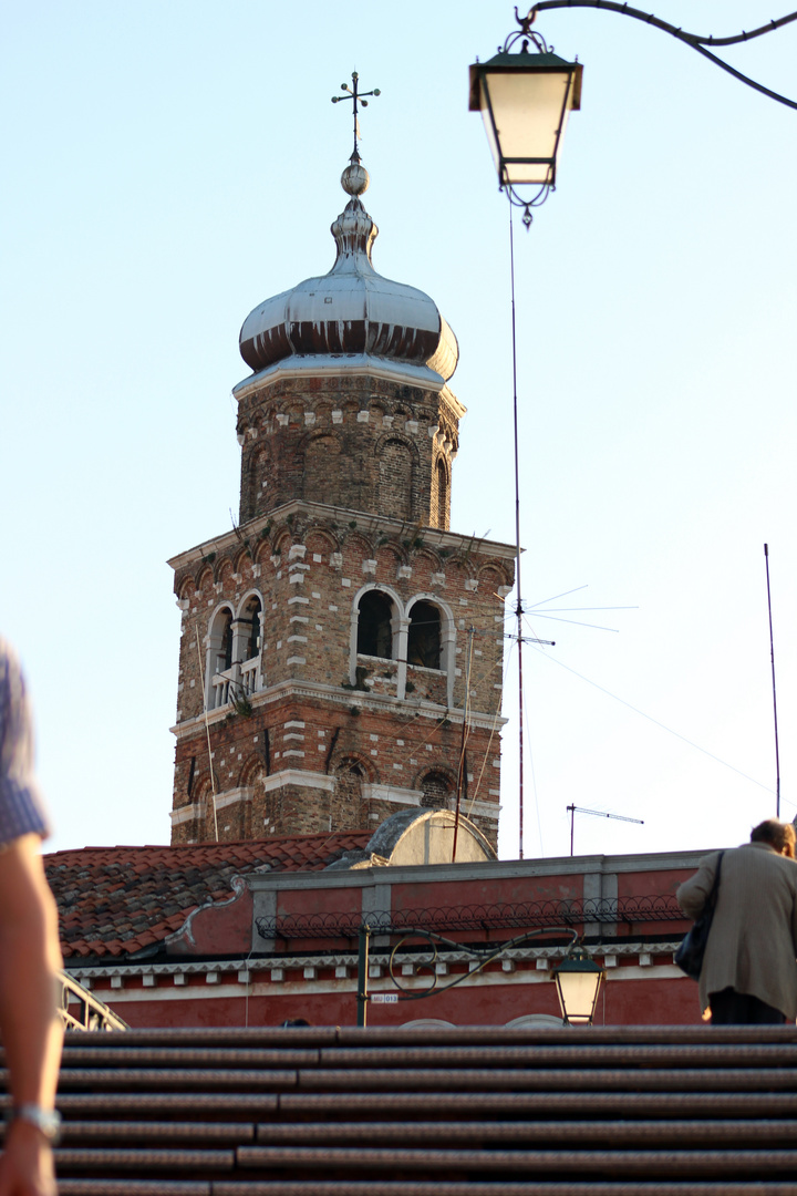 Turm von San Pietro Martire hinter der Ponte Longo