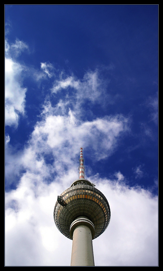 turm - wolken - blau