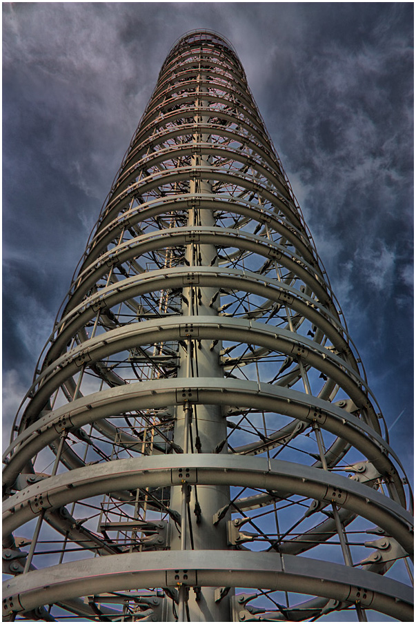 Turm  zu den Wolken HDR