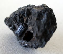 Turmalin in Hornblende