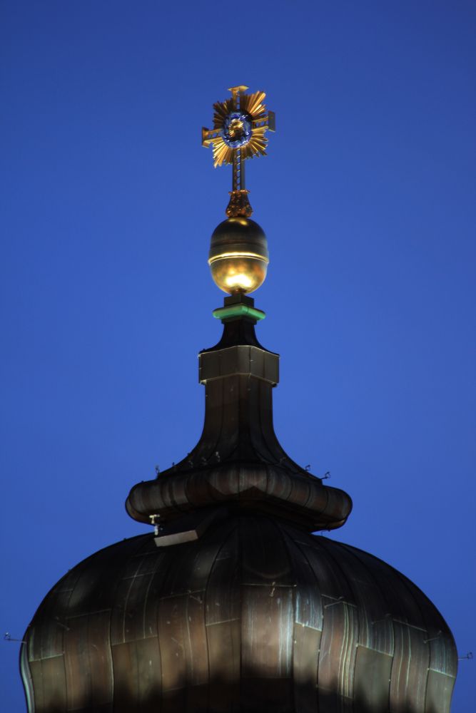 Turmkreuz der Frauenkirche zur Blauen Stunde