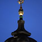 Turmkreuz der Frauenkirche zur Blauen Stunde