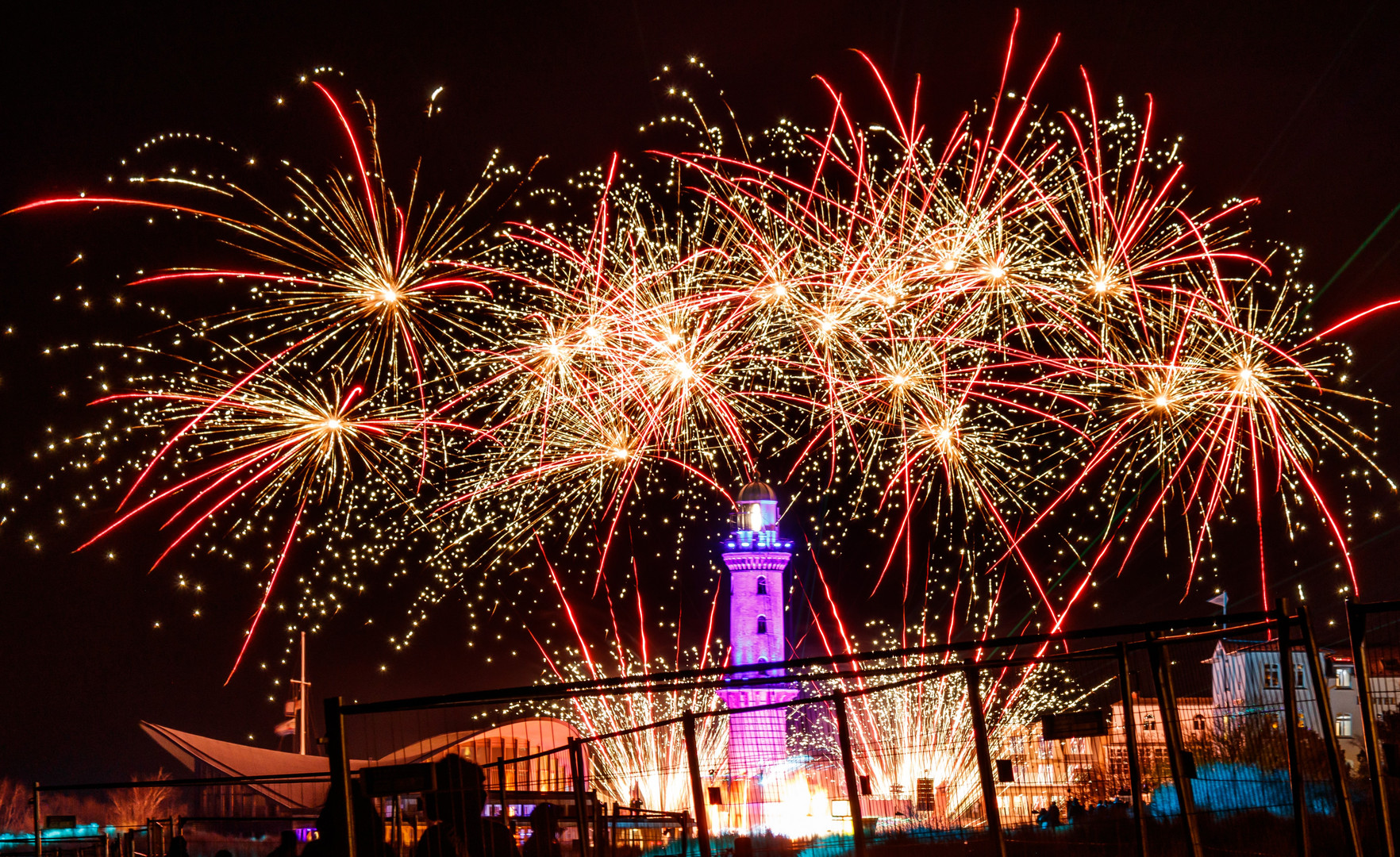 Turmleuchten zum Jahresauftakt in Warnemünde