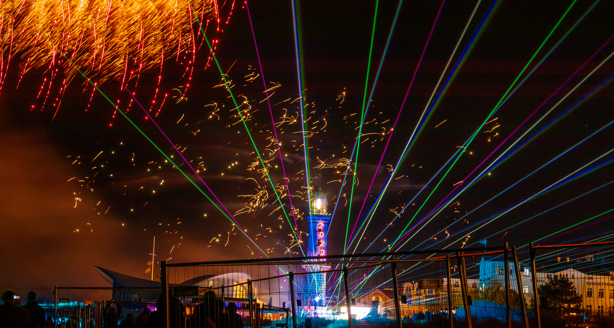 Turmleuchten zum Jahresauftakt in Warnemünde  Bild 2