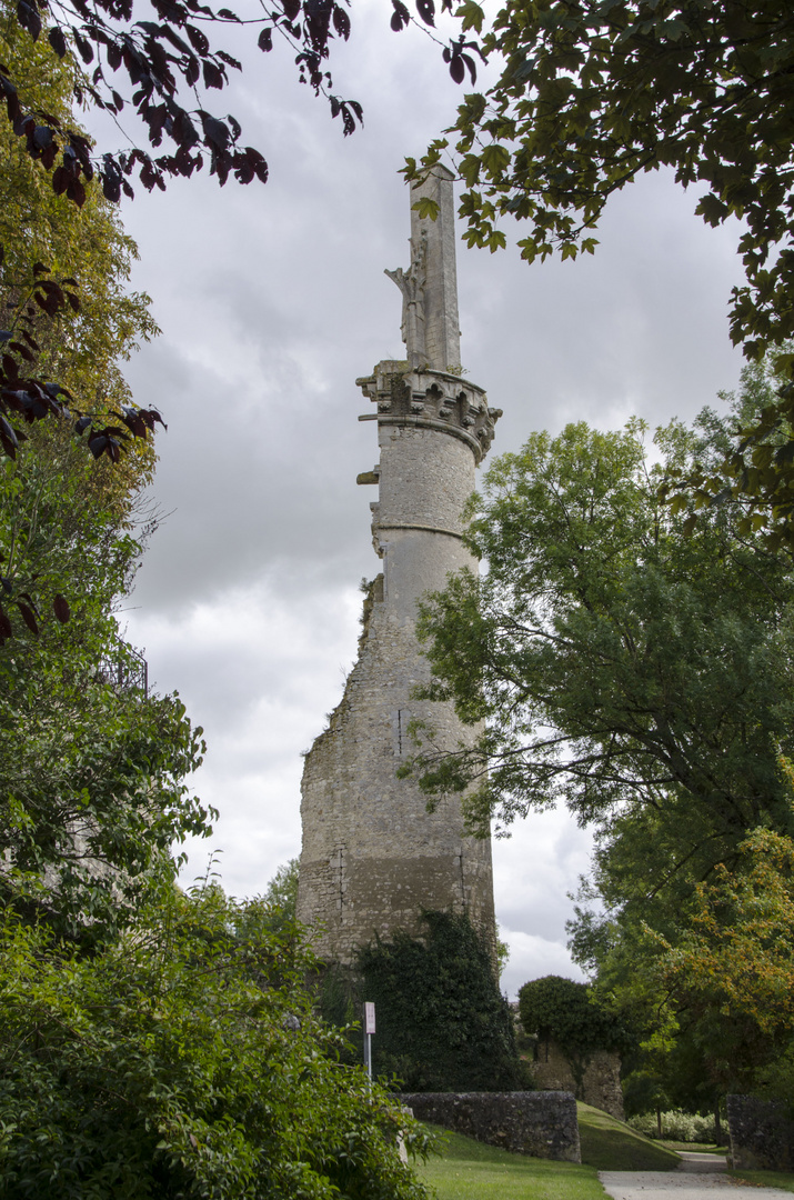 Turmruine des Schlosses in Mehun sur Yèvres