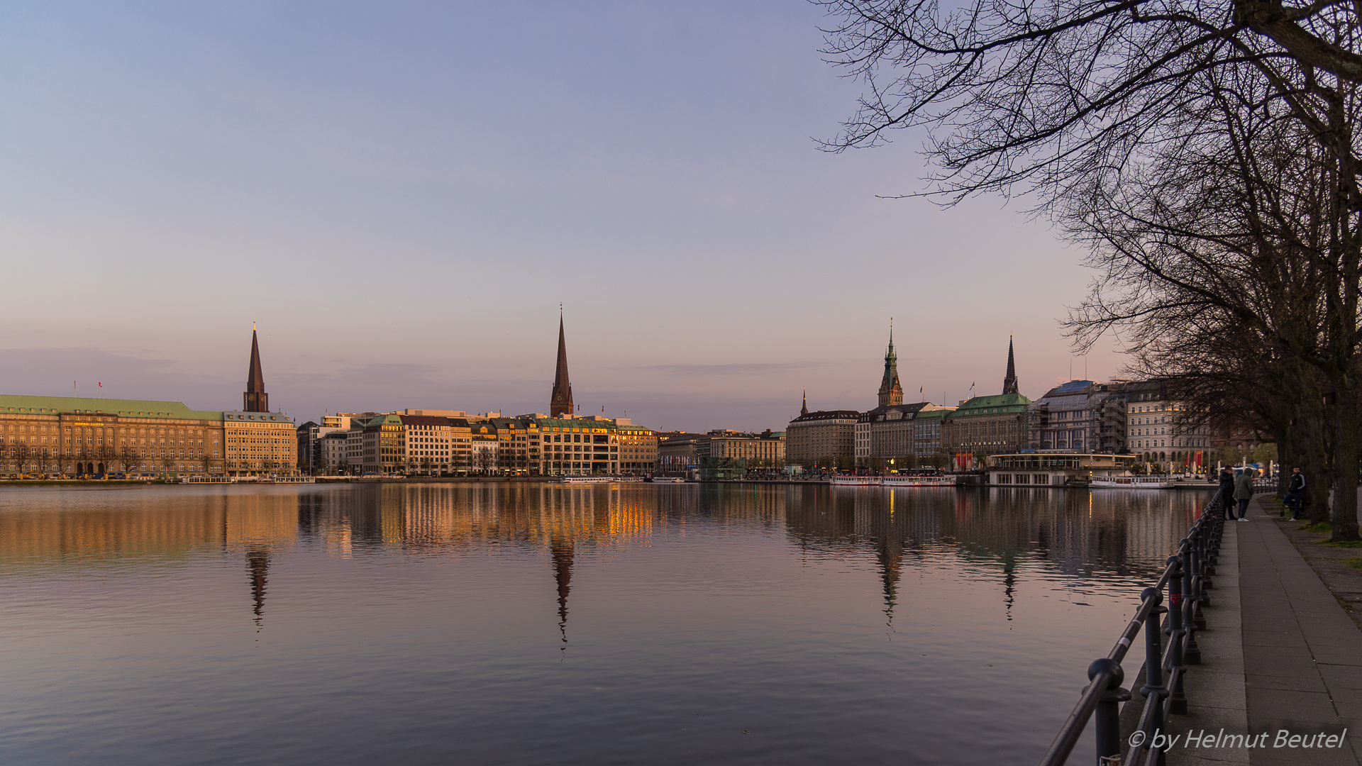 Turmspiegelung in der Binnenalster