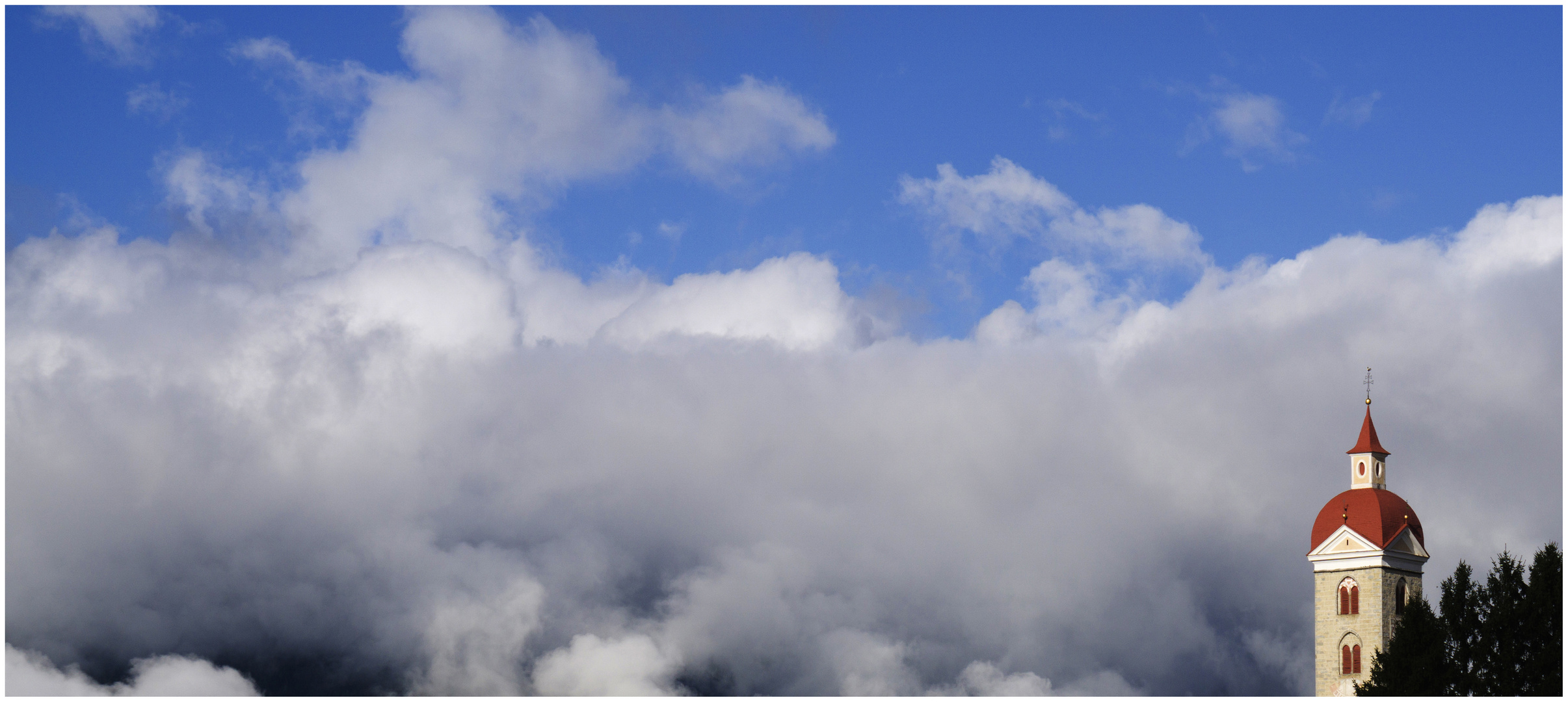 Turmspitz im Wolkenband