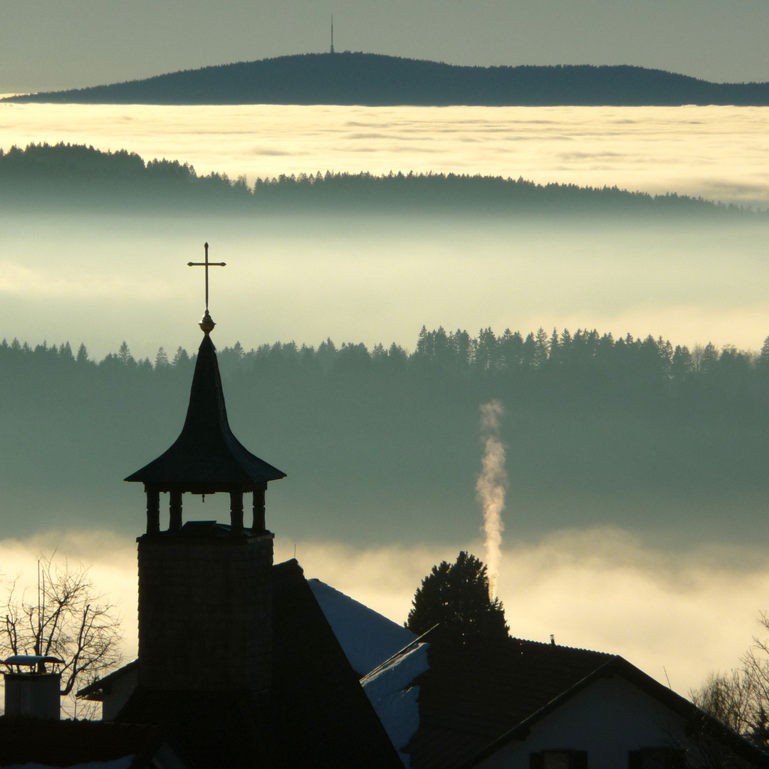 Turmspitze der "Filialkirche St. Maria im Wald" in Waldhäuser bei winterlicher Inversionswetterlage