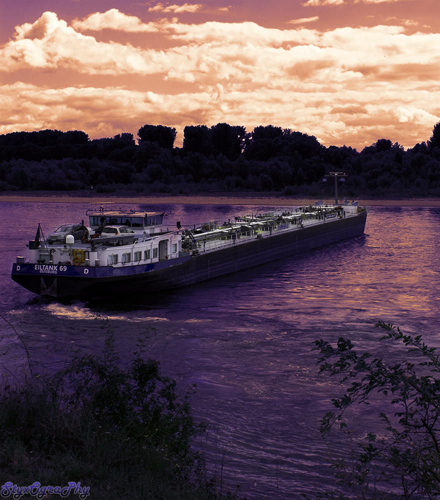 turning maneuver at dusk on cologne river!