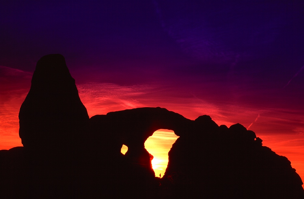 Turret Arch mit Mann im Sonnenuntergang