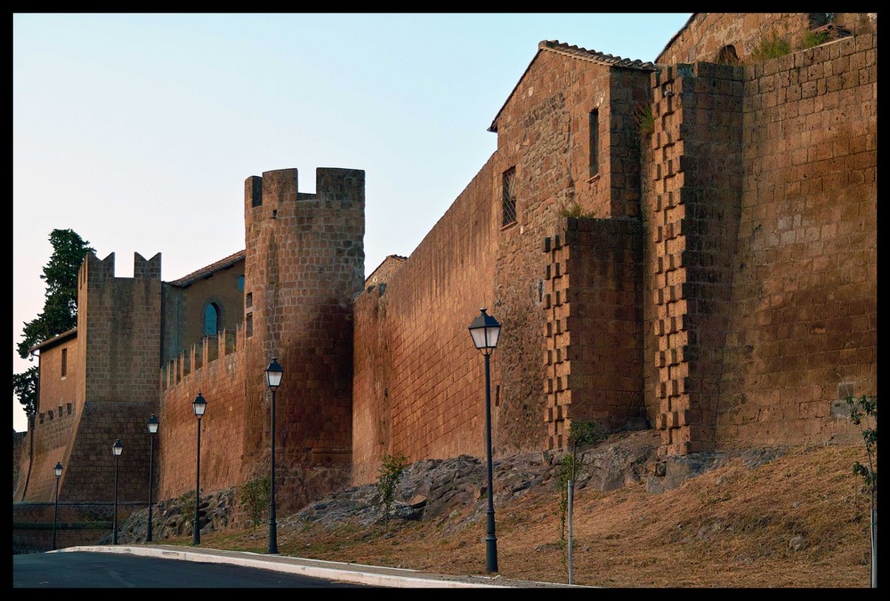 Tuscania, le mura