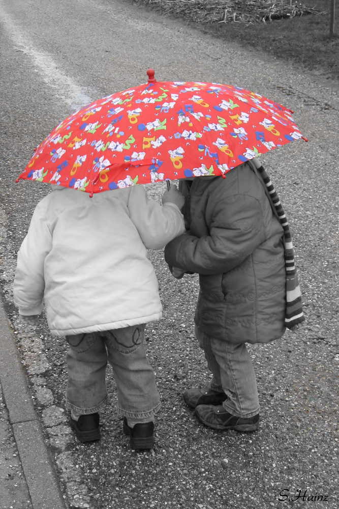 Tuscheln unterm Regenschirm...