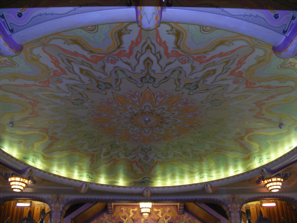 Tuschinsky Theater Von Innen nach Oben...Superbeleuchtung alles im 20-er Stil!