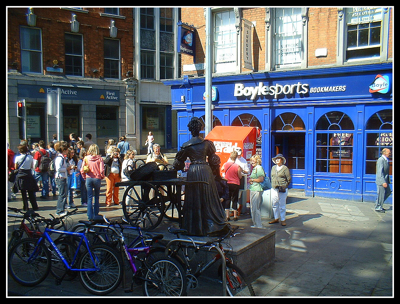 Tutti in ammirazione della statua di Molly Malone.....