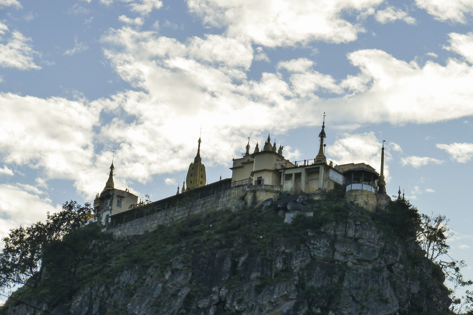 ...Tuyin Taung Pagode auf dem Mount Popa...