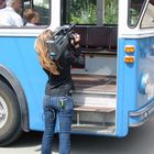 TV-Interview eines Hochlenkerbusfahrers *g