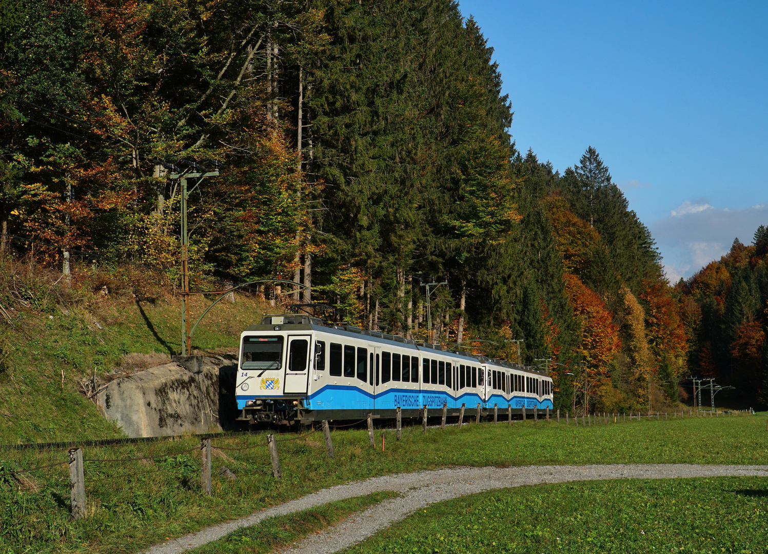 Tw 12 + 14 --Bayrische Zugspitzbahn-- am 12.10.22 bei Obergrainau