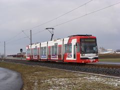 Tw 212 der RNV passiert den Ortseingang Mannheim-Wallstadt