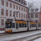 Tw 214 der Mainzer Verkehrsgesellschaft auf dem verschneiten Schillerplatz