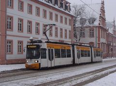 Tw 214 der Mainzer Verkehrsgesellschaft auf dem verschneiten Schillerplatz