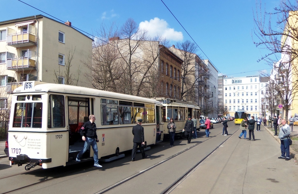 Tw 3802 mit Bw 1707 in der Plugstraße in Berlin - Mitte