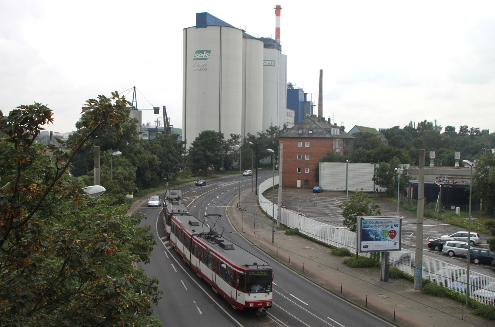 Tw 4268 der Rheinbahn unterwegs in Neuss