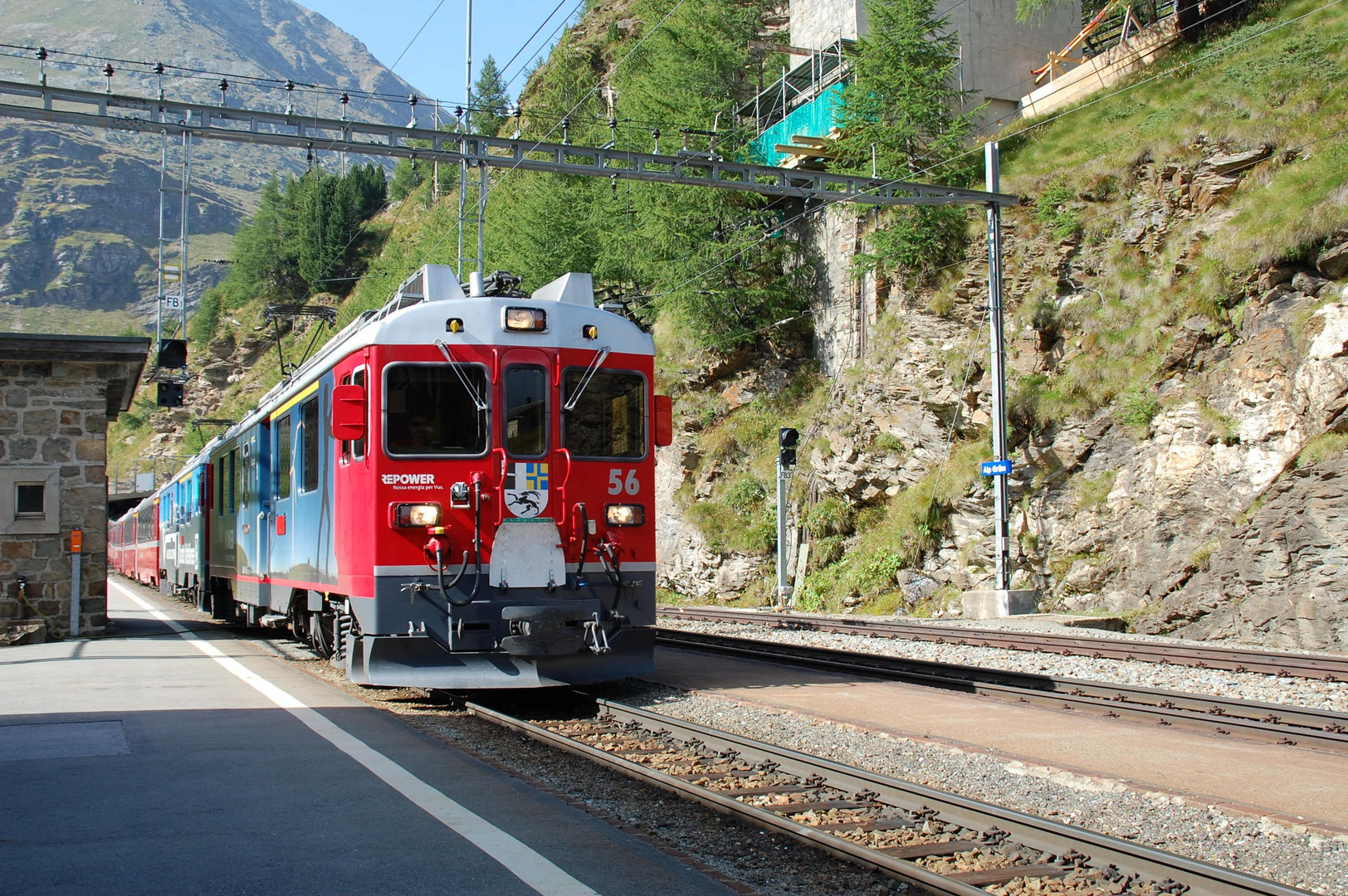 Tw56 der RhB mit Bernina-Express am 31.08.2011 in Alp Grüm - Fahrt Richtung Tirano