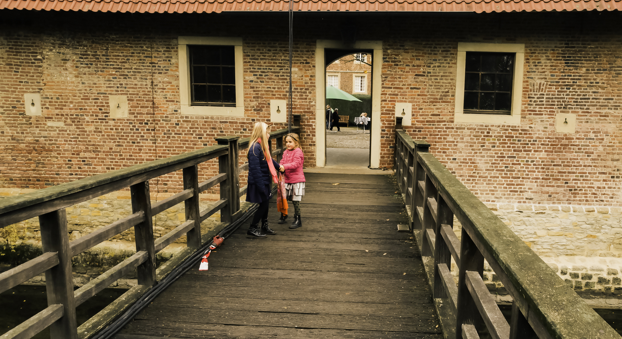 twee Hollandse meisjes in het midden van de brug