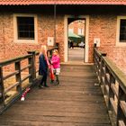 twee Hollandse meisjes in het midden van de brug