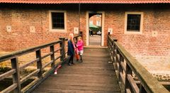 twee Hollandse meisjes in het midden van de brug