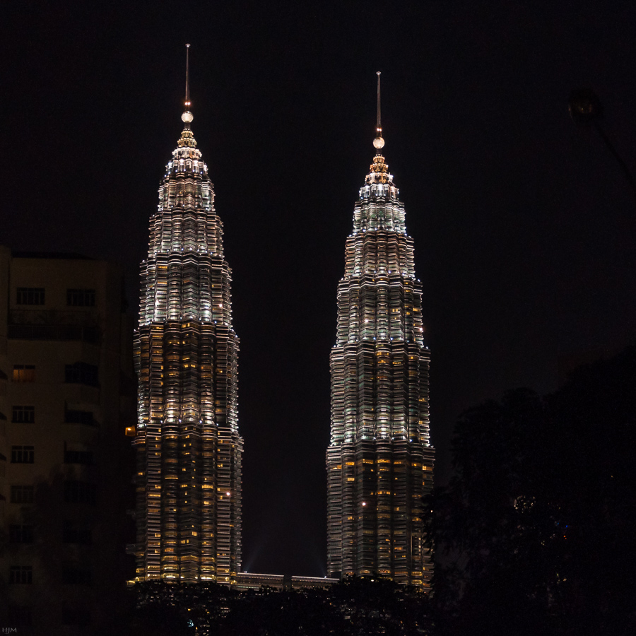 Twin Towers bei Nacht