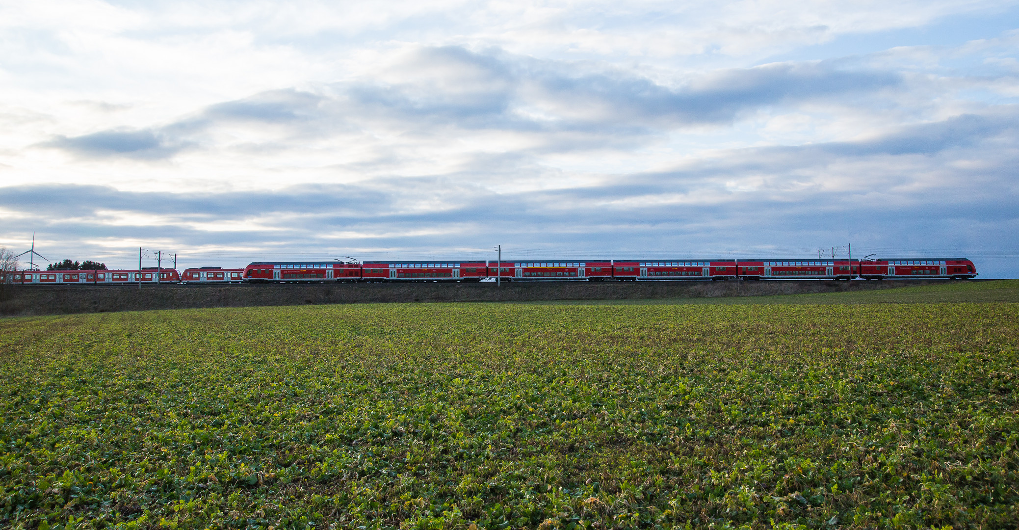 Twindexx überholt S-Bahn