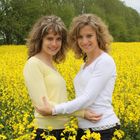 Twins im Rapsfeld