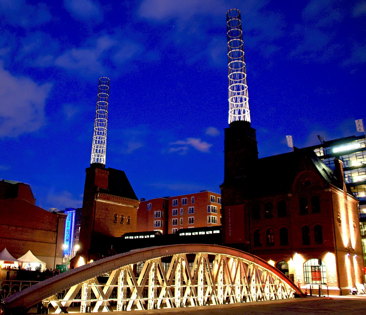 Twins in Hamburg bei Nacht