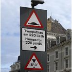 Twmpathau am 220 llath - ein beschissenes Schild