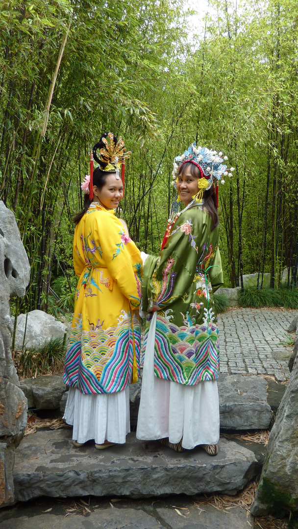 Two beautiful Ladys in the Chinese Garden of Sydney