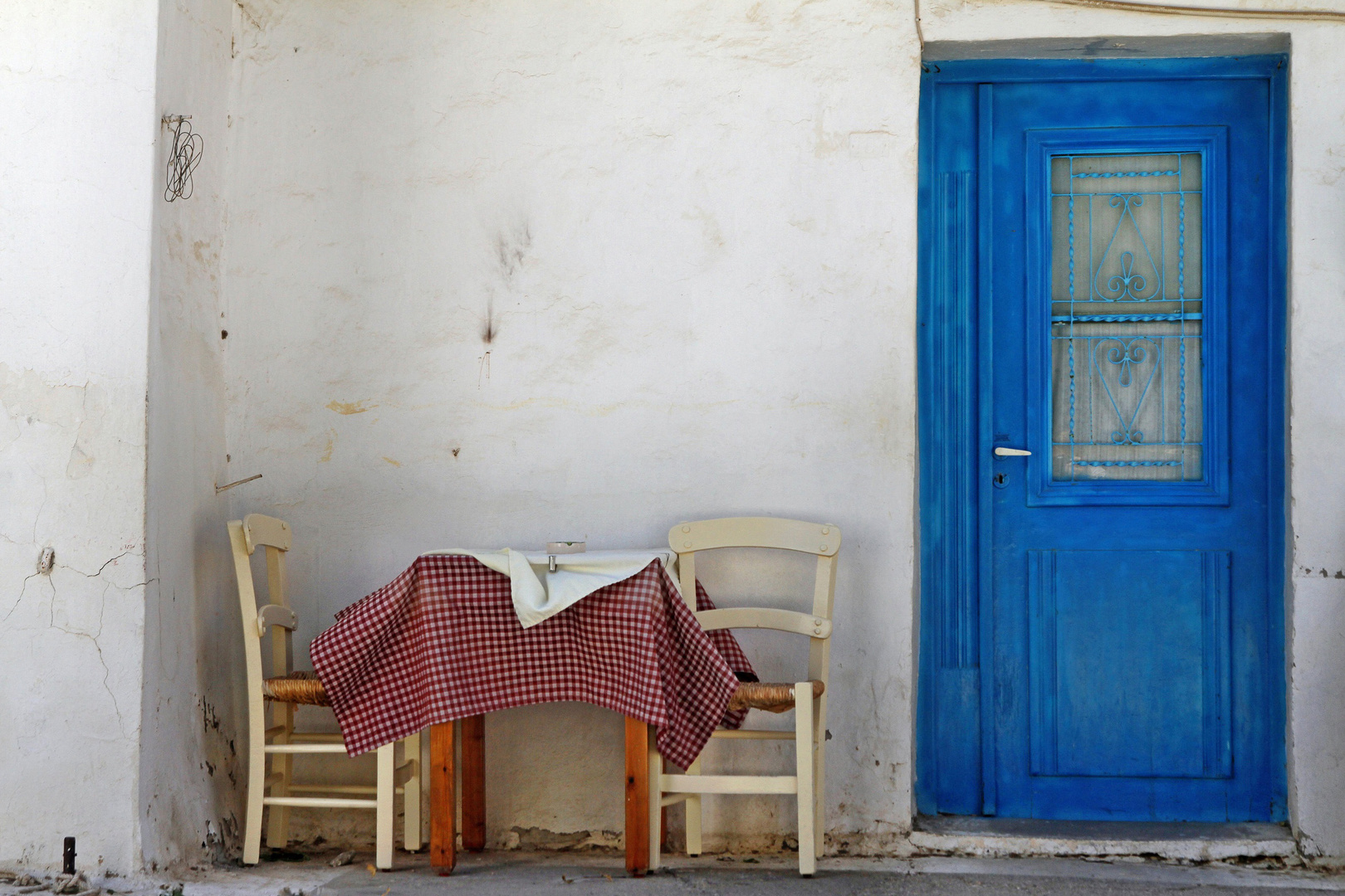 Two Chairs one table (überarbeitet)