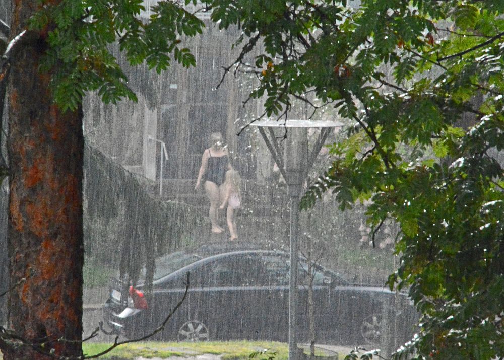 Two dansers in the rain