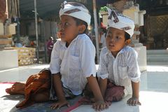 Two kids as the audience during Mecaru ceremony