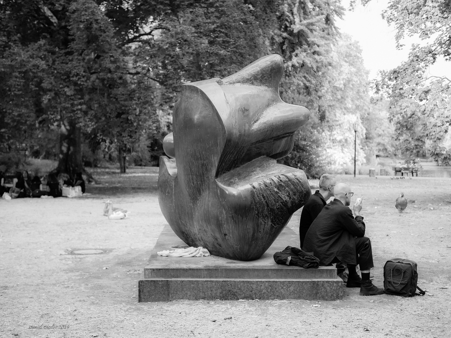 TwoPiece Reclining Figure Points Foto & Bild streetfotografie mit