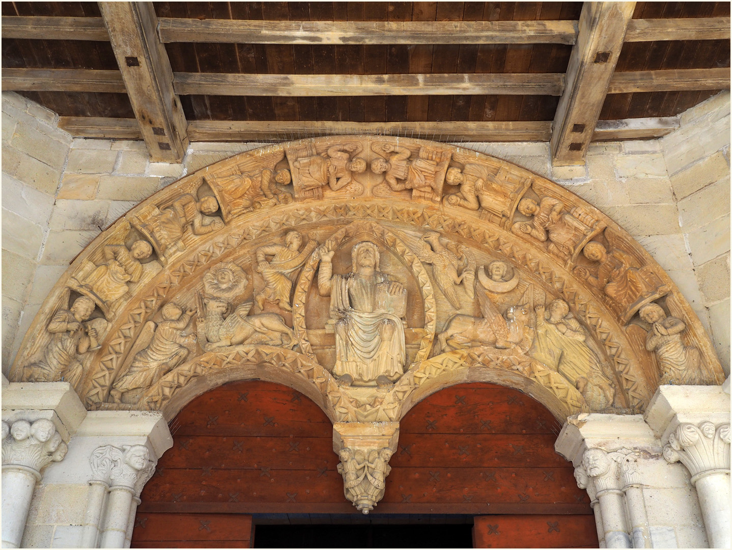 Tympan de l’Eglise Saint-André  --  Sauveterre-de-Béarn