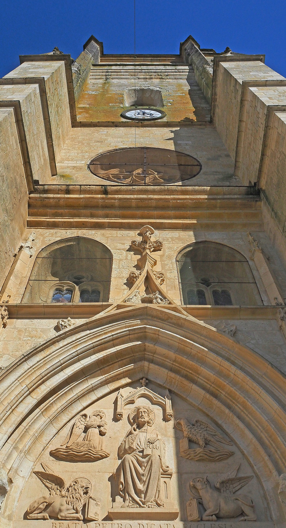 Tympan de l’entrée ouest et clocher-tour