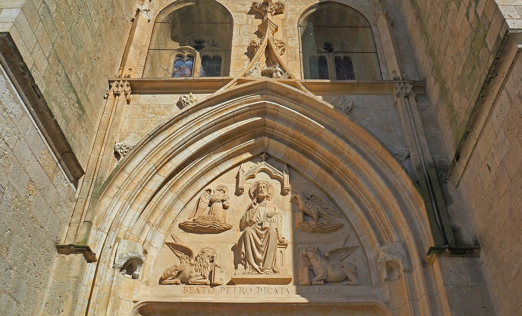 Tympan ouest de la Cathédrale Saint-Pierre  -  Condom