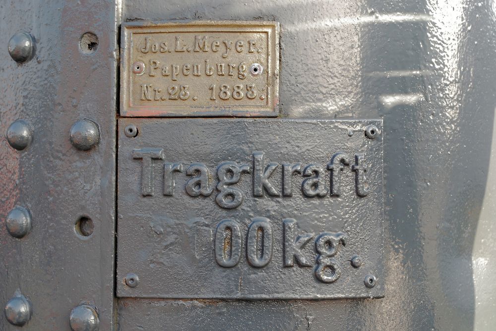 Typenschild eines alten Kranes im Museumshafen der Meyer-Werft in Papenburg