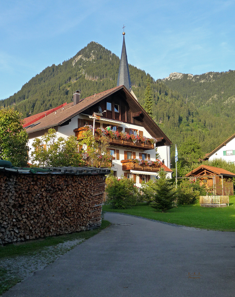 "Typisch Allgäu mit Gipfelkreuz Burgberger Hörnle"